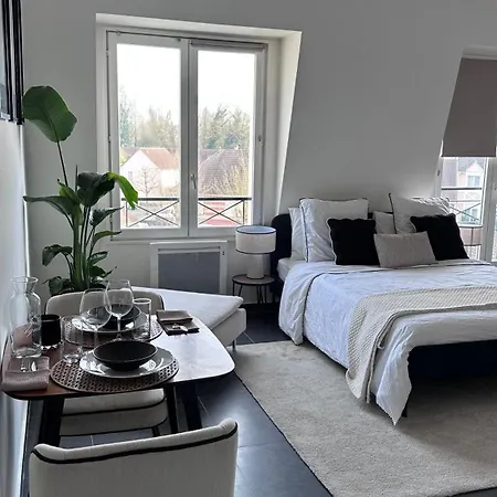At Number 4 - Proche Roissy, Et Gare Pour Paris Apartment