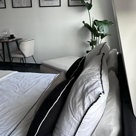 At Number 4 - Proche Roissy, Et Gare Pour Paris Apartment